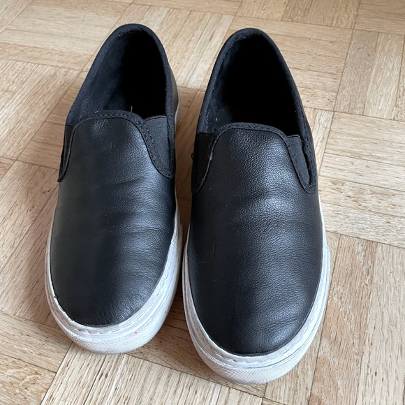 symaskine mørkere Fortrolig GAP | Shoes | Gap Leather Slip On Sneakers | Poshmark